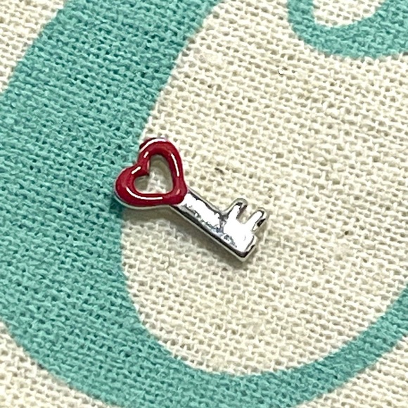 Origami Owl Living Lockets Retired and HTF Red Enamel Heart Key Floating Charm - Picture 1 of 2